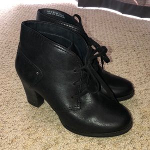 New Clark’s lace up heeled booties, Size 8 Black